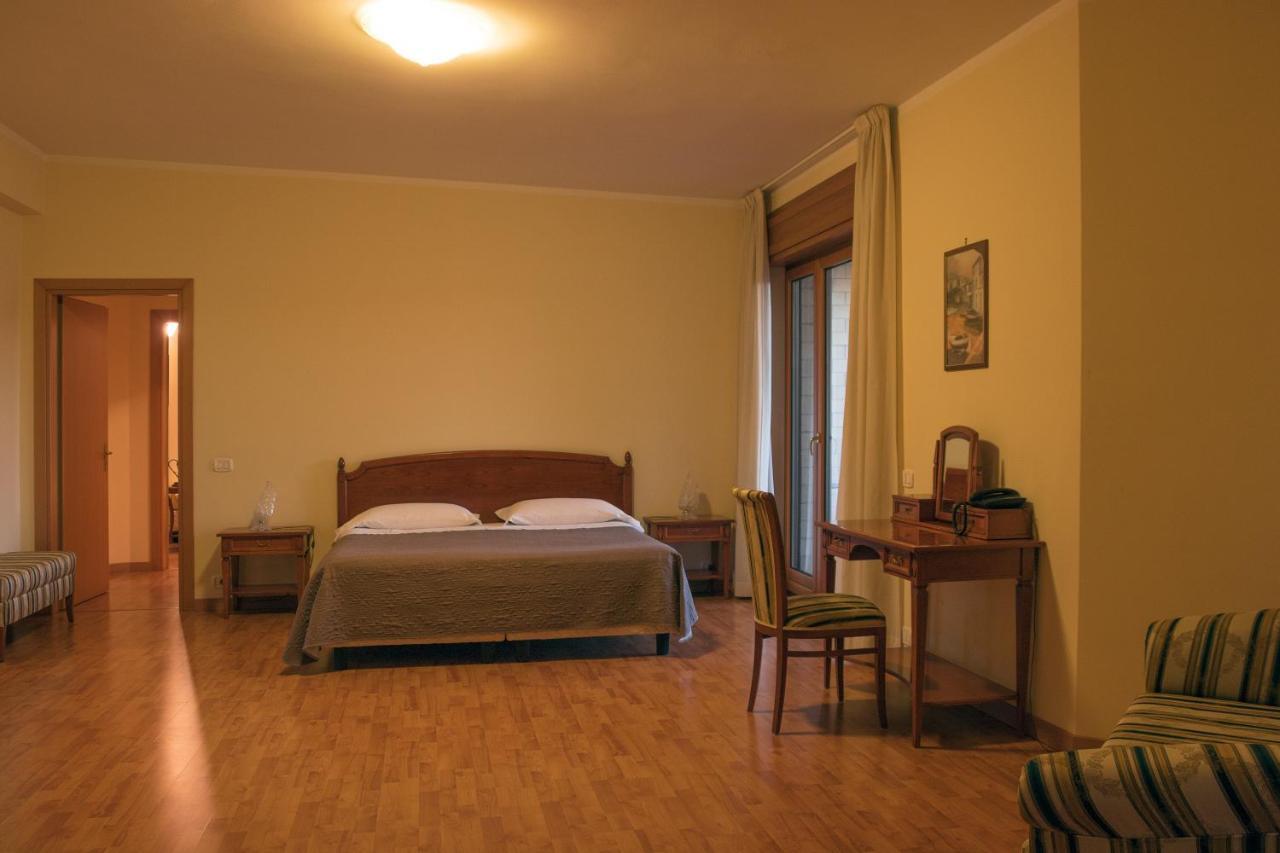 Ruggiero Park Hotel Валло-делла-Луканія Екстер'єр фото